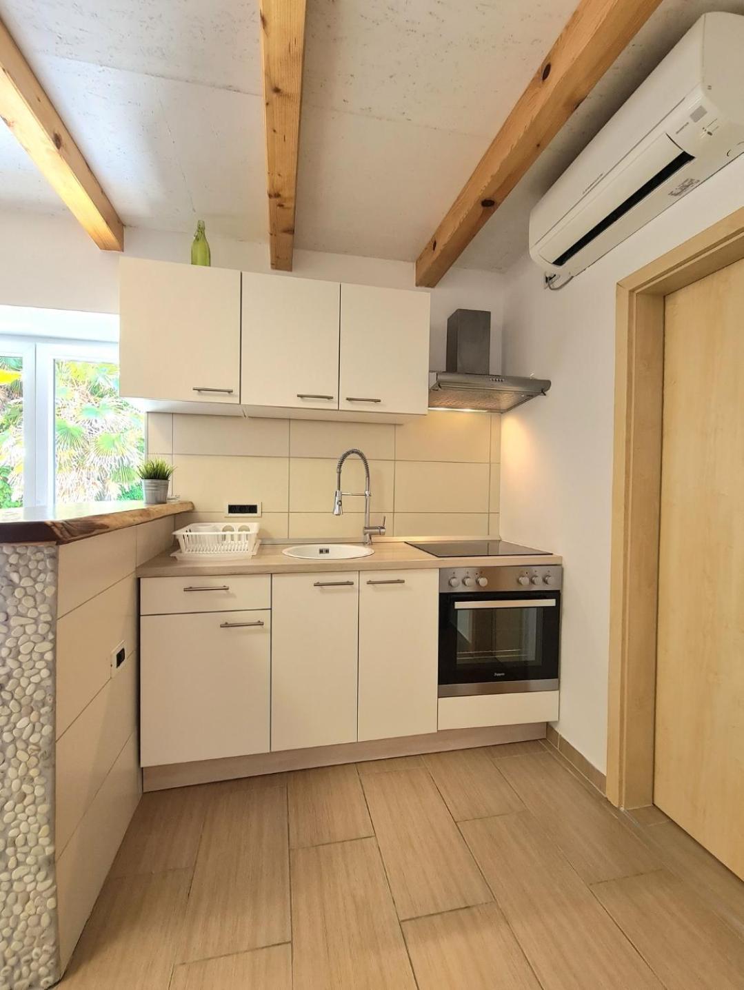 Apartments Sveti Ivan Moscenicka Draga Bilik gambar